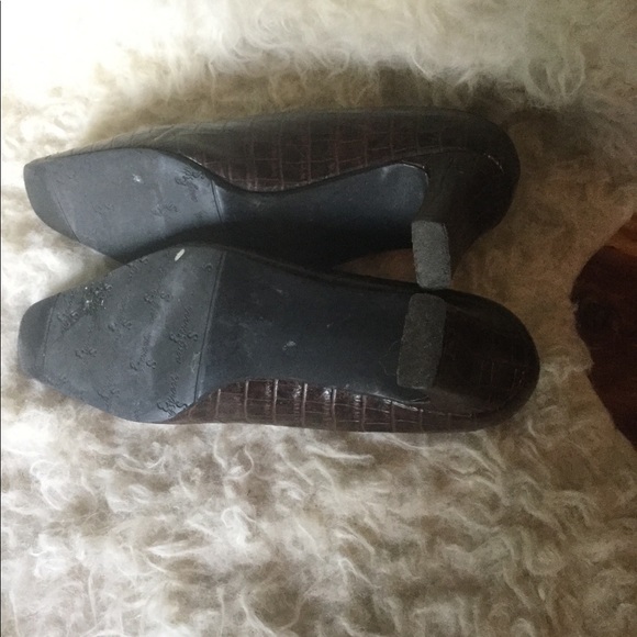 GUC FAUX CROC PUMPS - Picture 5 of 5